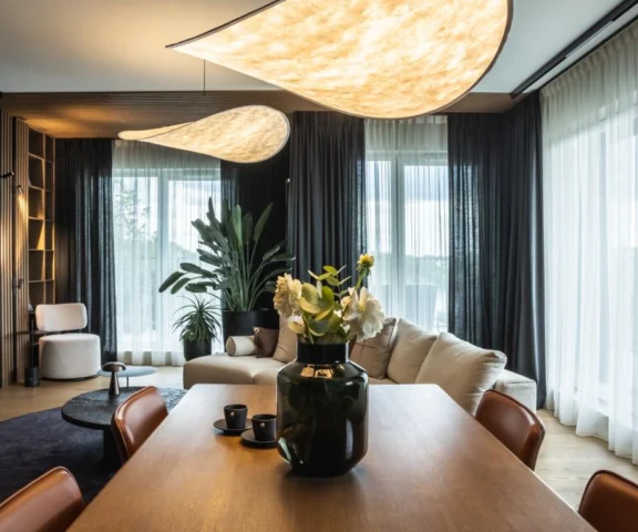 Ten apartament w Gdańsku jest zaprzeczeniem mody na jasny minimalizm