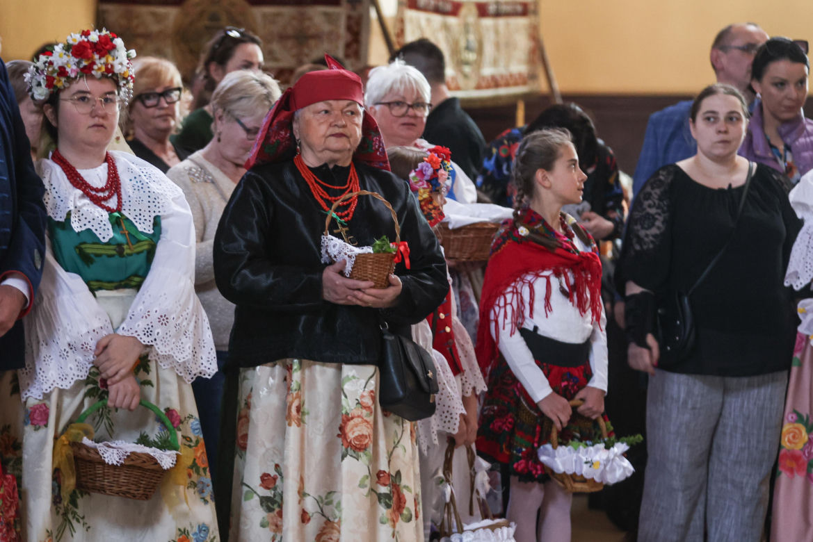 Święcenie pokarmów w strojach ludowych w Bytomiu