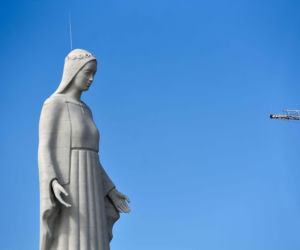 Teren wokół rekordowego pomnika Matki Boskiej w Konotopiu zamknięty z powodów bezpieczeństwa. Chętnych na zwiedzanie jednak nie brakuje