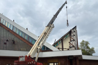 Potężny pożar strawił kościół. Pokruszony beton w miejscu ołtarza, dziura w ścianie w miejscu tabernakulum