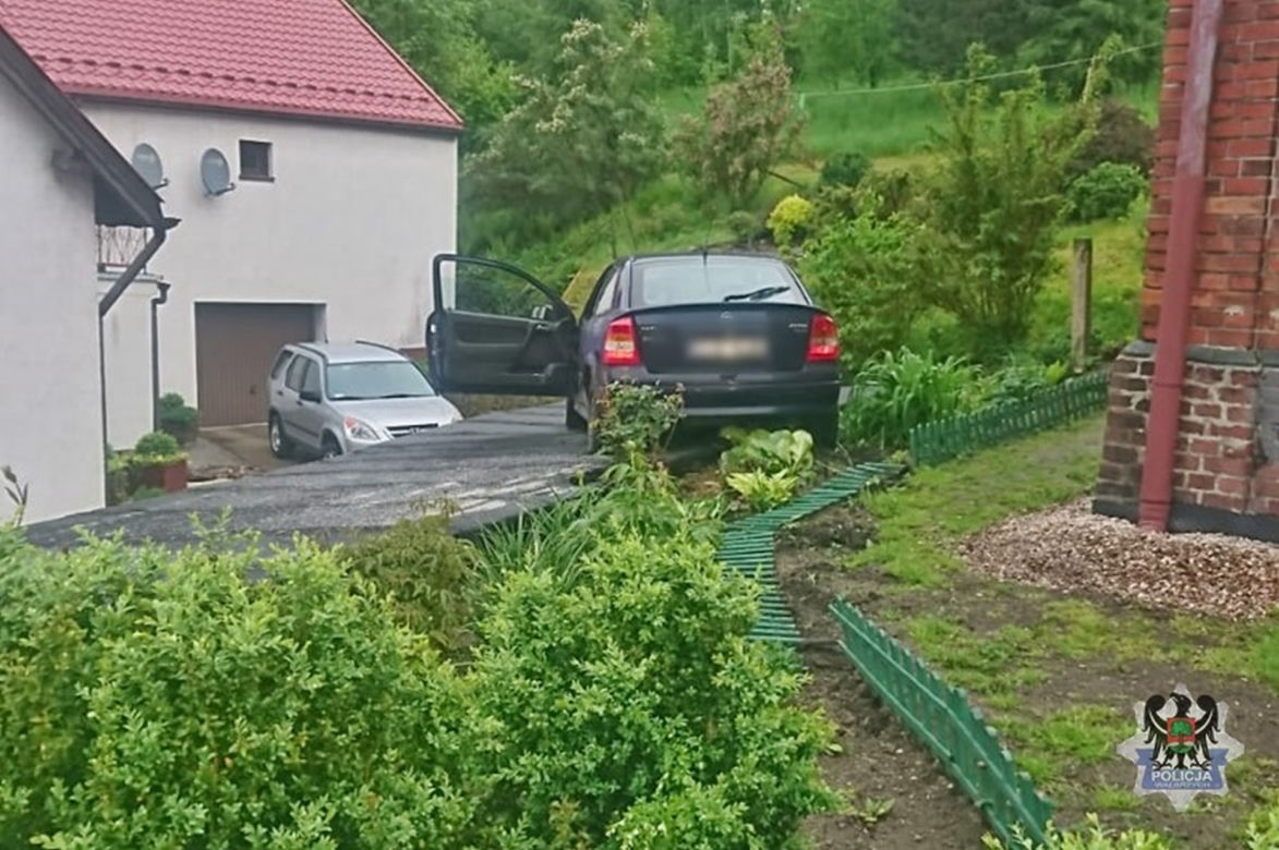 Pościg zakończył się na dachu budynku gospodarczego
