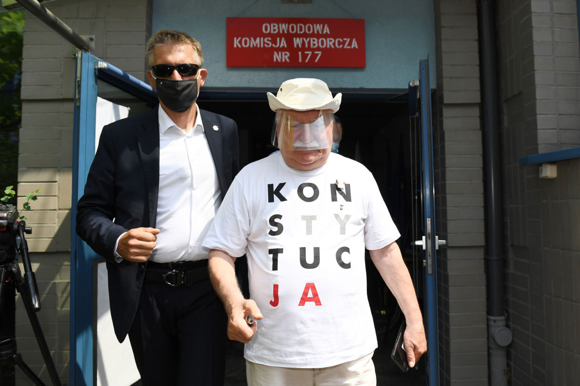 Wybory 2020 Lech Wałęsa zagłosował w koszulce Konstytucja 