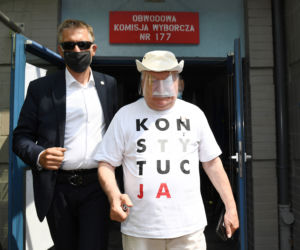 Wybory 2020 Lech Wałęsa zagłosował w koszulce Konstytucja 