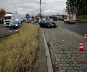 Wypadek na Towarowej w Olsztynie. Dwie osoby trafiły do szpitala po zderzeniu samochodów [FOTO]