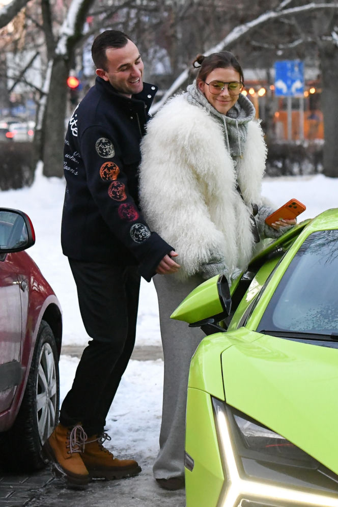 Klaudia Halejcio, mąż jej otworzył auto za całusa