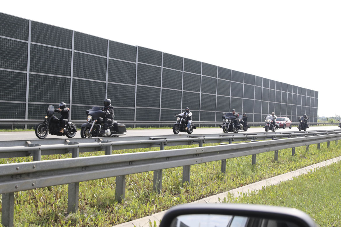 Policjanci pilnują gangu na motocyklach