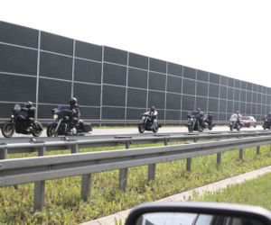 Policjanci pilnują gangu na motocyklach