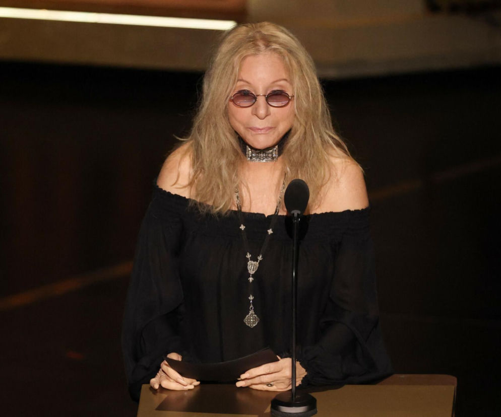 Barbra Streisand w czarnej bluzce przemawia do mikrofonu. O jej nowej książce dla dzieci przeczytasz w serwisie Eska.