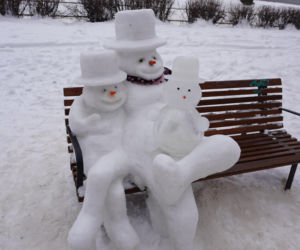 Śnieżna rodzina bałwanów pojawiła się na ul. Puławskiej 238 w Warszawie