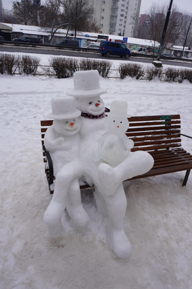 Śnieżna rodzina bałwanów pojawiła się na ul. Puławskiej 238 w Warszawie