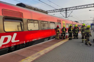 Pod wagonem kolejowym wybuchł pożar. Ewakuacja 250 osób