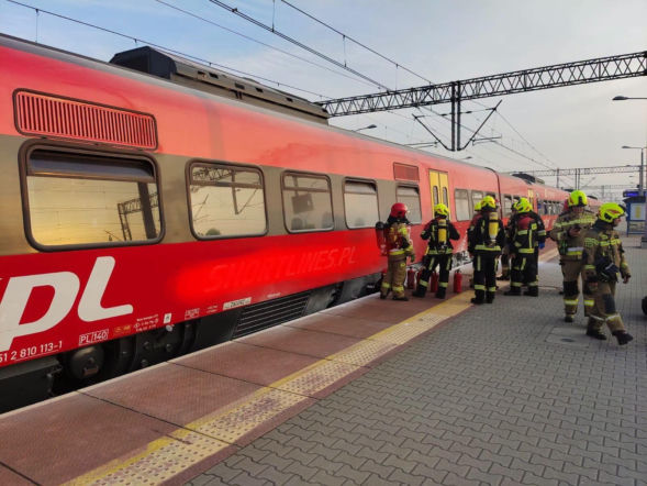 Pod wagonem kolejowym wybuchł pożar. Ewakuacja 250 osób