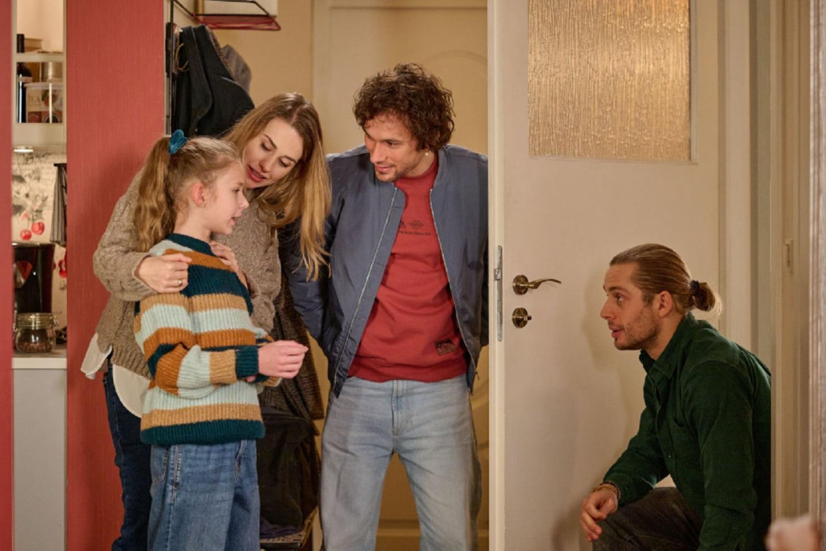 Na Wspólnej, odc. 4000. Eliza (Katarzyna Chorzępa), Hania (Pola Żak), Bruno (Dawid Czupryński), Jarek (Wojciech Rotowski) 