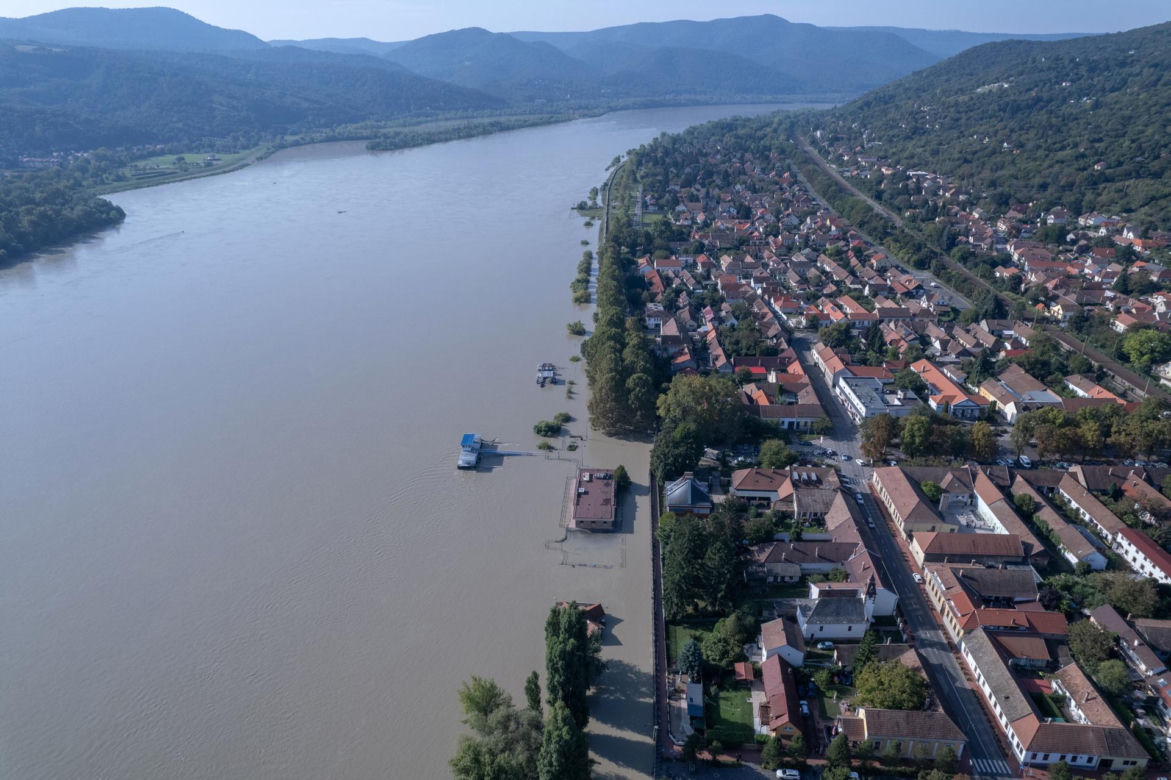 Fala kulminacyjna dociera do stolicy! Orban zapewnia, że wszystko pod kontrolą