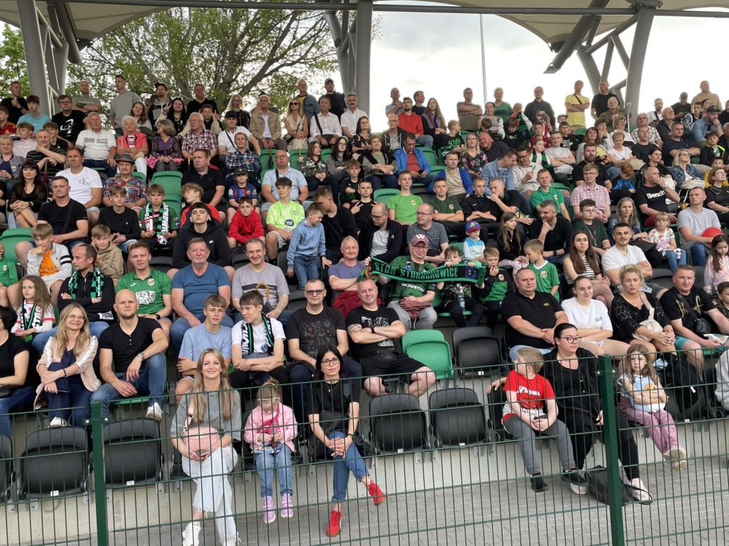 Kibice na otwarciu stadionu w Starachowicach