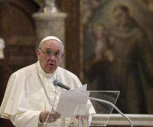 Papież Franciszek pozwala kobietom czytać