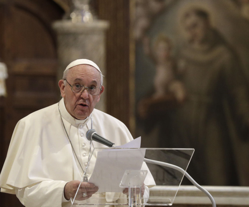 Papież Franciszek pozwala kobietom czytać