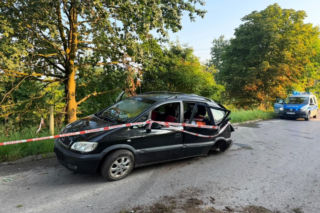 16-latek skasował Opla na drzewie. Auto zabrał matce, żeby przewieźć znajomych