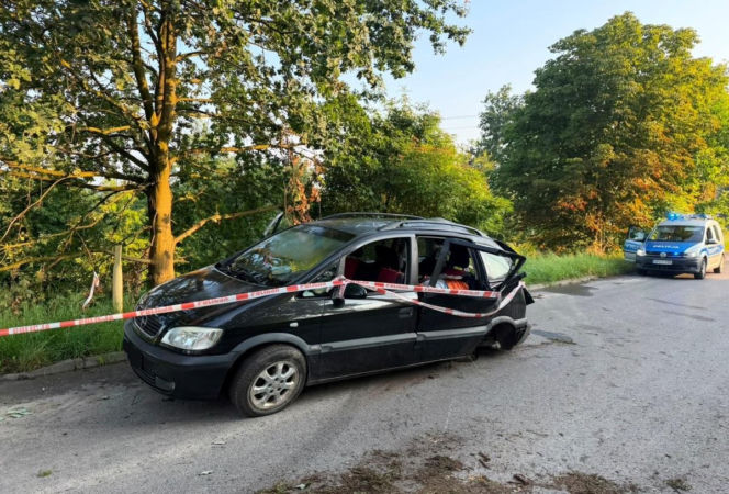 16-latek skasował Opla na drzewie. Auto zabrał matce, żeby przewieźć znajomych
