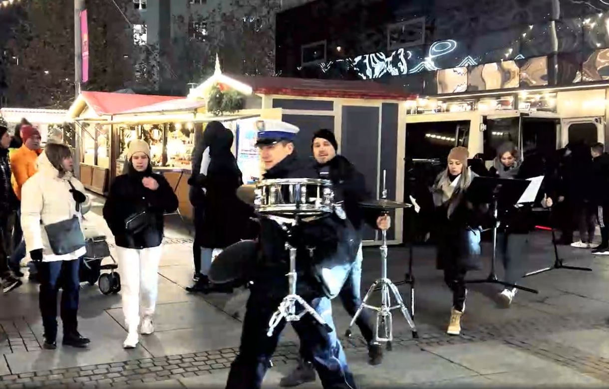 Policjanci zagrali na jarmarku bożonarodzeniowym w Katowicach