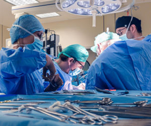 Lekarze WUM usunęli guza z wątroby poza ciałem. Pierwsza taka operacja w Polsce