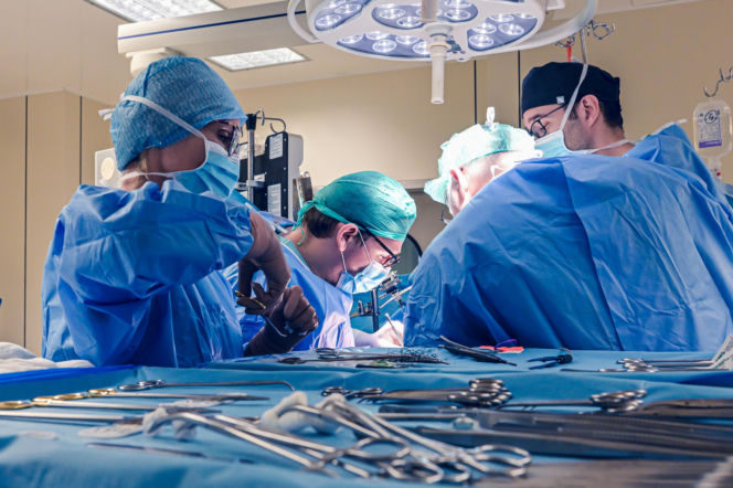 Lekarze WUM usunęli guza z wątroby poza ciałem. Pierwsza taka operacja w Polsce