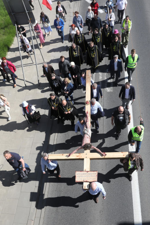 Wielki różaniec na ulicach Warszawy. Modlą się o ustanie „pandemii aborcji”
