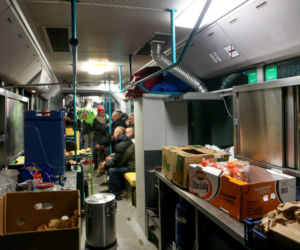 POMOC UBÓSTWO AUTOBUS JEDZENIE