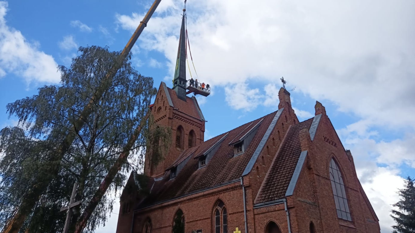 Iglica kościoła skrywała tajemnicę sprzed lat. Sensacyjne odkrycie w Juchowie