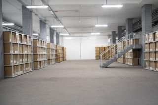 Schron powstaje w metrze. Tysiące łóżek, koców i śpiworów!