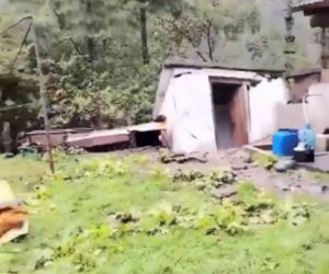 Oberwało się zbocze z domem, rodzina zaczęła uciekać! Dramatyczne wideo