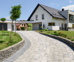 Nawierzchnia przed domem - kształtki betonowe