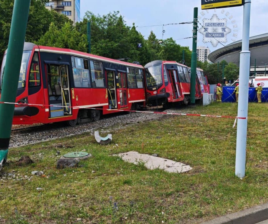 Wypadek w Katowicach. Wykoleił się tramwaj. Jest wielu rannych [ZDJĘCIA]