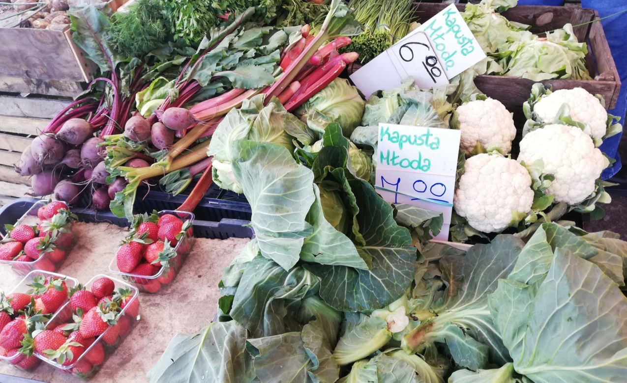 Kilkadziesiąt złotych za koszyczek truskawek! Jakie są ceny warzyw i owoców? 