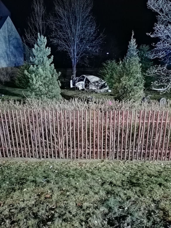 POWAŻNY WYPADEK w Nawojowej. Z samochodu  niewiele zostało. TRZY OSOBY w szpitalu