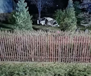 POWAŻNY WYPADEK w Nawojowej. Z samochodu  niewiele zostało. TRZY OSOBY w szpitalu