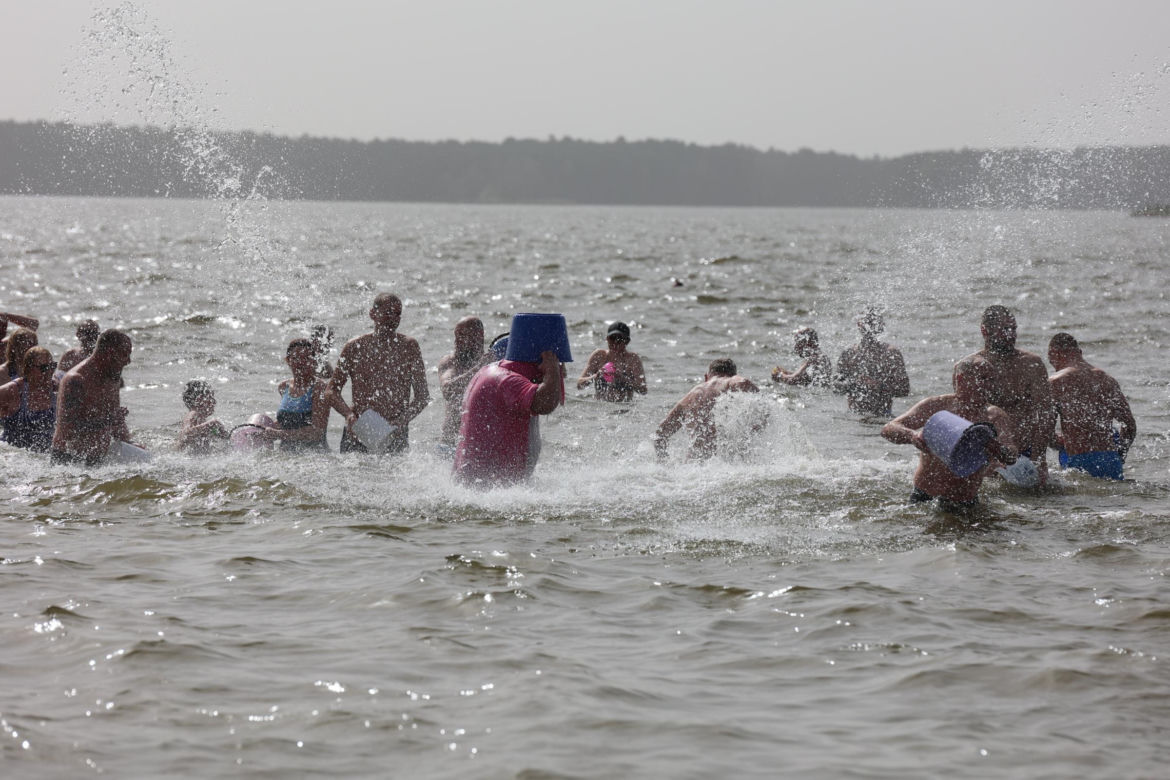 Lany Poniedziałek z lubelskimi morsami. Wiaderka i sikawki poszły w ruch!