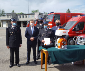 53 opryskiwacze zakupione w ramach Małopolskiej Tarczy Antykryzysowej przekazano strażakom OSP z powiatu tarnowskiego