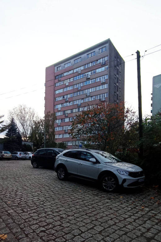 Kobieta wypadła z okna wieżowca i zginęła! W miejscu tragedii pojawiły się znicze [ZDJĘCIA]