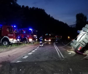Trasa Olsztnynek - Szczytno zablokowana po wypadku. Ciężarówka przewróciła się na budynek