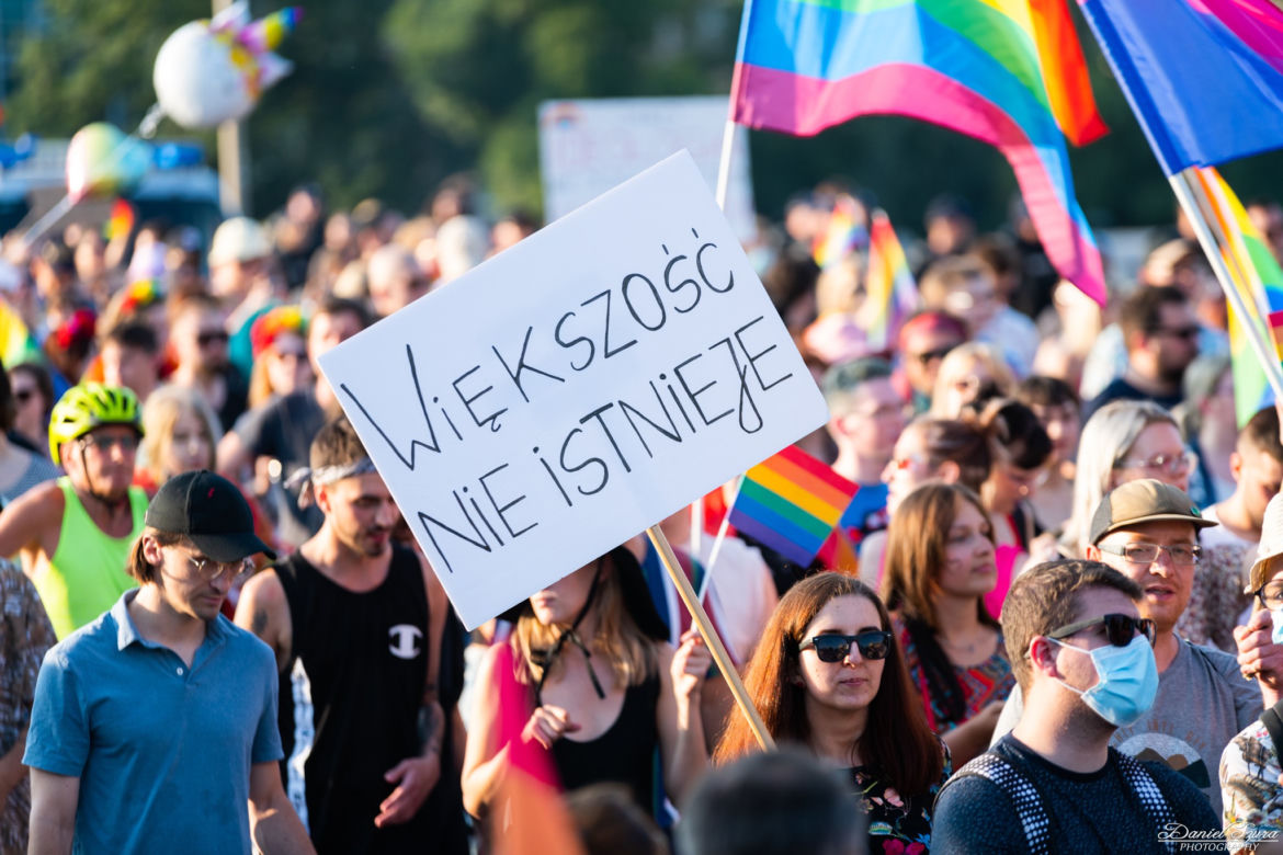 Marsz Równości w Krakowie - tłumy na wydarzeniu pod hasłem "Zaczerpnąć tchu".