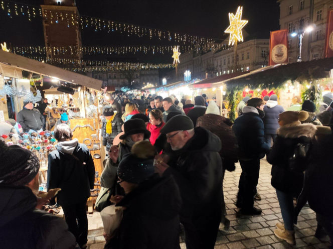 Tłumy na bożonarodzeniowym jarmarku na Rynku. To ostatnie dni żeby go odwiedzić