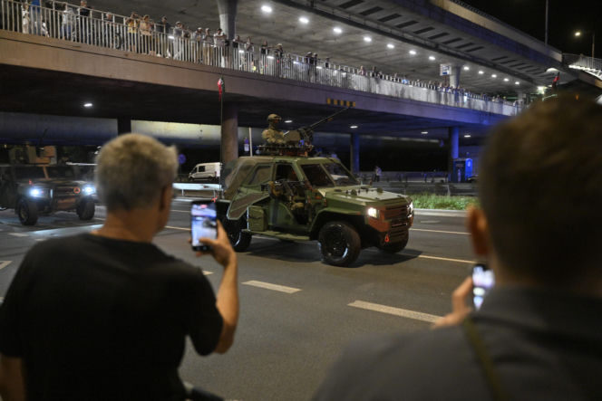 Nocna próba defilady wojskowej w Warszawie