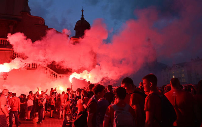 Dramat podczas fety Wisły Kraków. 11-latka trafiona petardą trafiła do szpitala