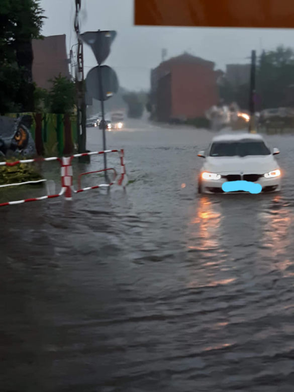 Potężne burze przeszły nad województwem śląskim. Zalane ulice, połamane drzewa i opóźnione pociągi [ZDJĘCIA]
