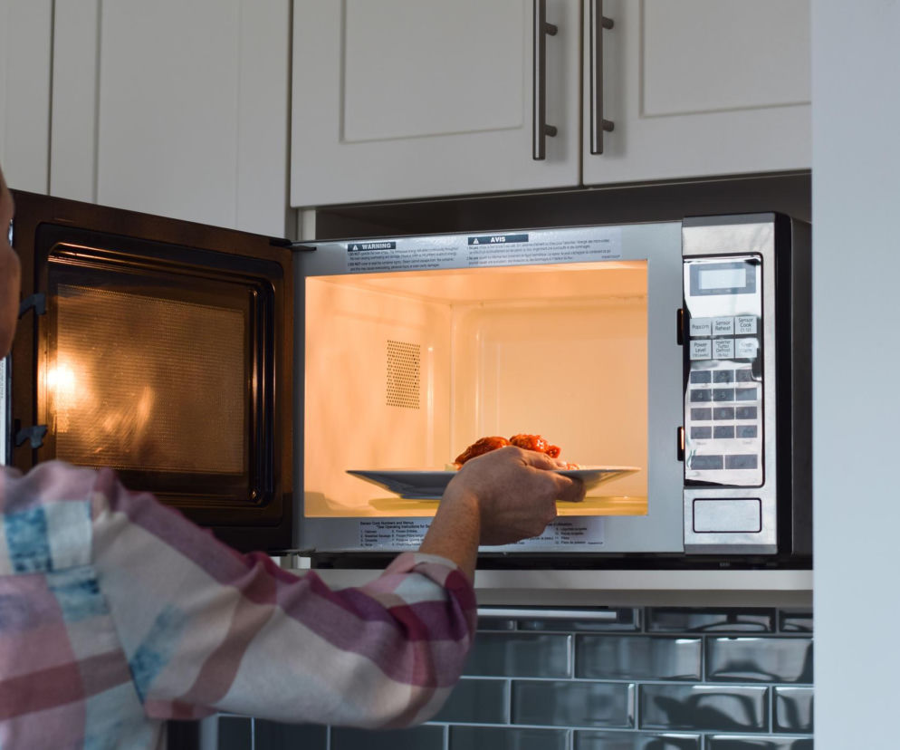 Odgrzewasz wczorajszy obiad? Eksperci ujawniają, które popularne produkty mogą zamienić się w groźną pułapkę