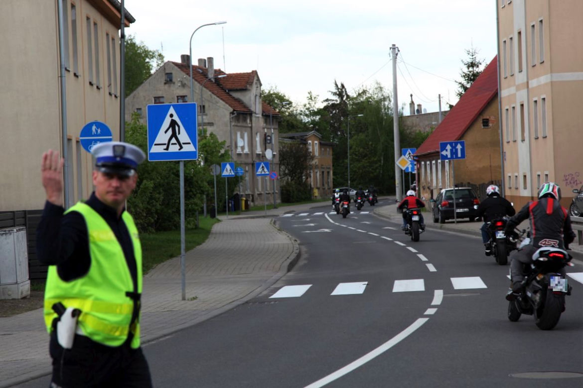 Żary. Ocalił grupę studentów, ale zginął w katastrofie helikoptera. Koledzy pamiętają o policjancie [ZDJĘCIA]