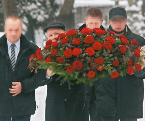 Z różami na grób mamy
