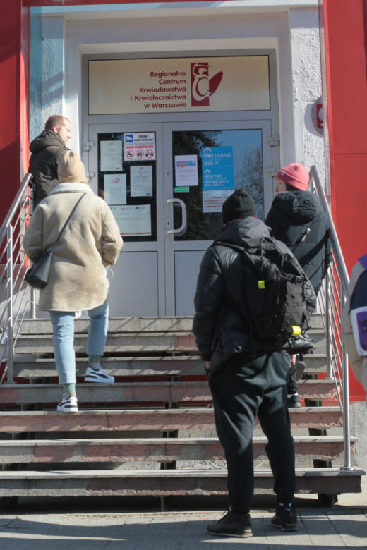 Olbrzymie kolejki przed centrum krwiodawstwa. Polacy oddają krew na potęgę!