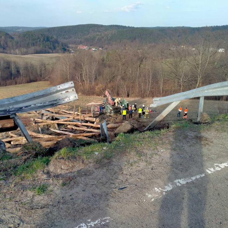 Ciężarówka przewożąca drewno spadła ze skarpy! Koszmar w Leszczawie Dolnej